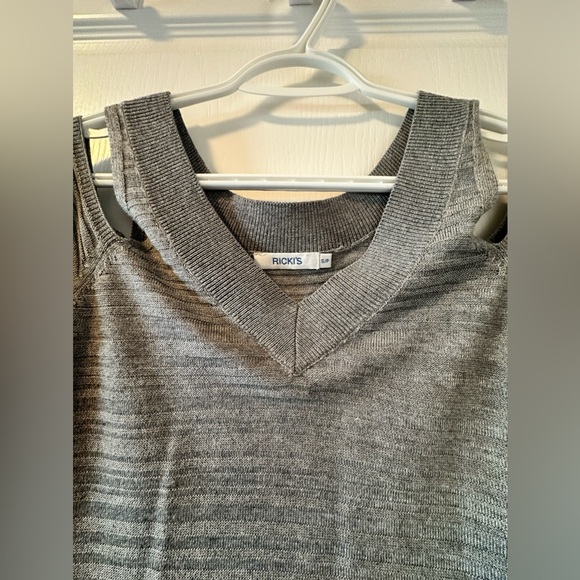 Ricki’s off the shoulder ladies shirt - Picture 5 of 6